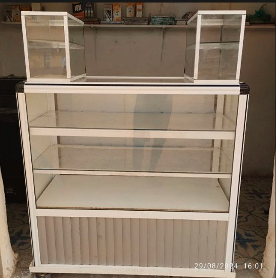 فيترينا ألومنيوم لعرض المنتجات بحالة ممتازة